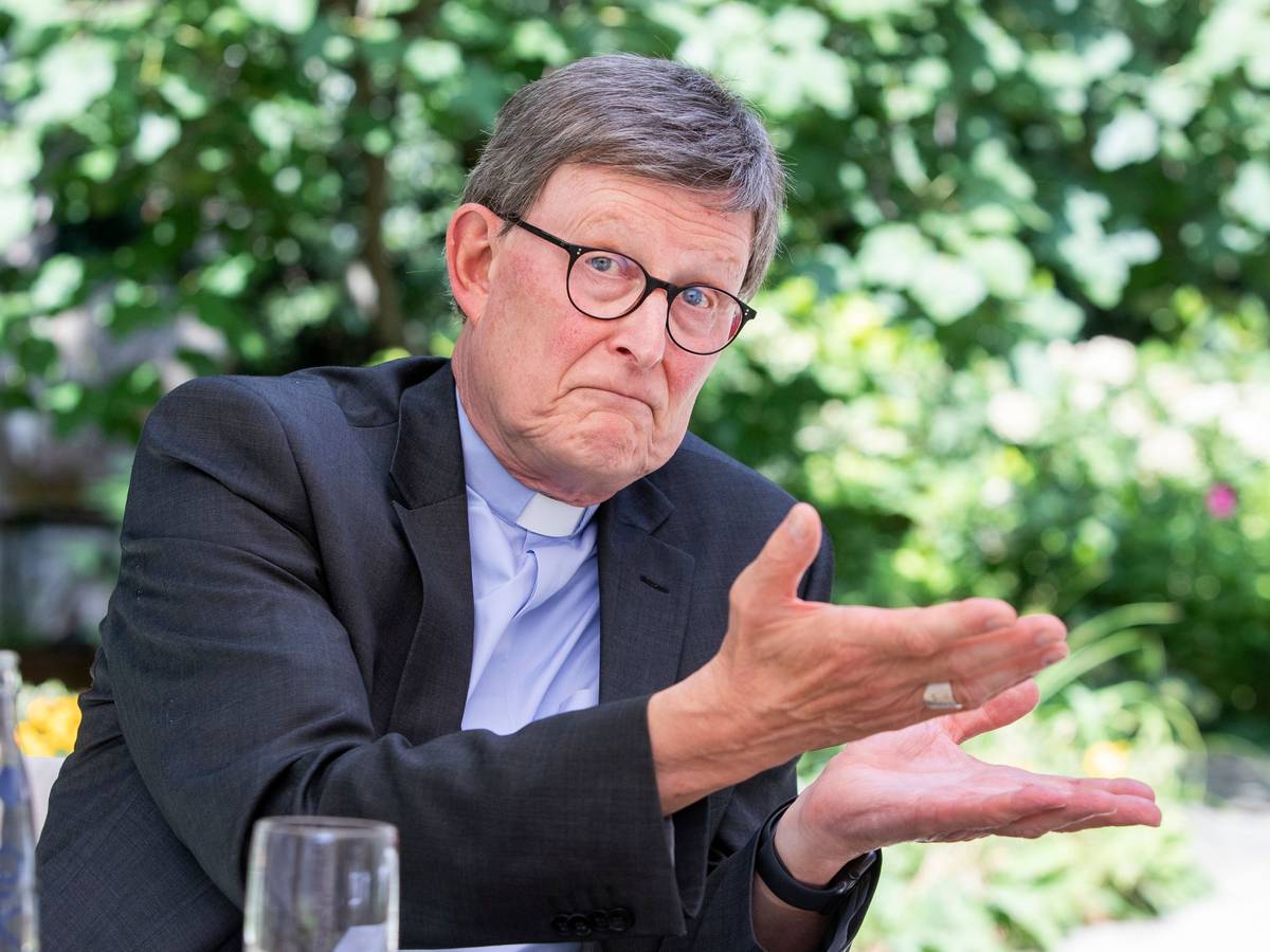 Erzbischof Rainer Maria Woelki gestikuliert während eines Interviews.