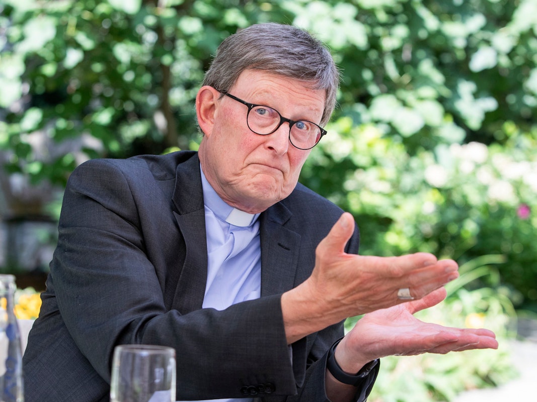 Erzbischof Rainer Maria Woelki gestikuliert während eines Interviews.
