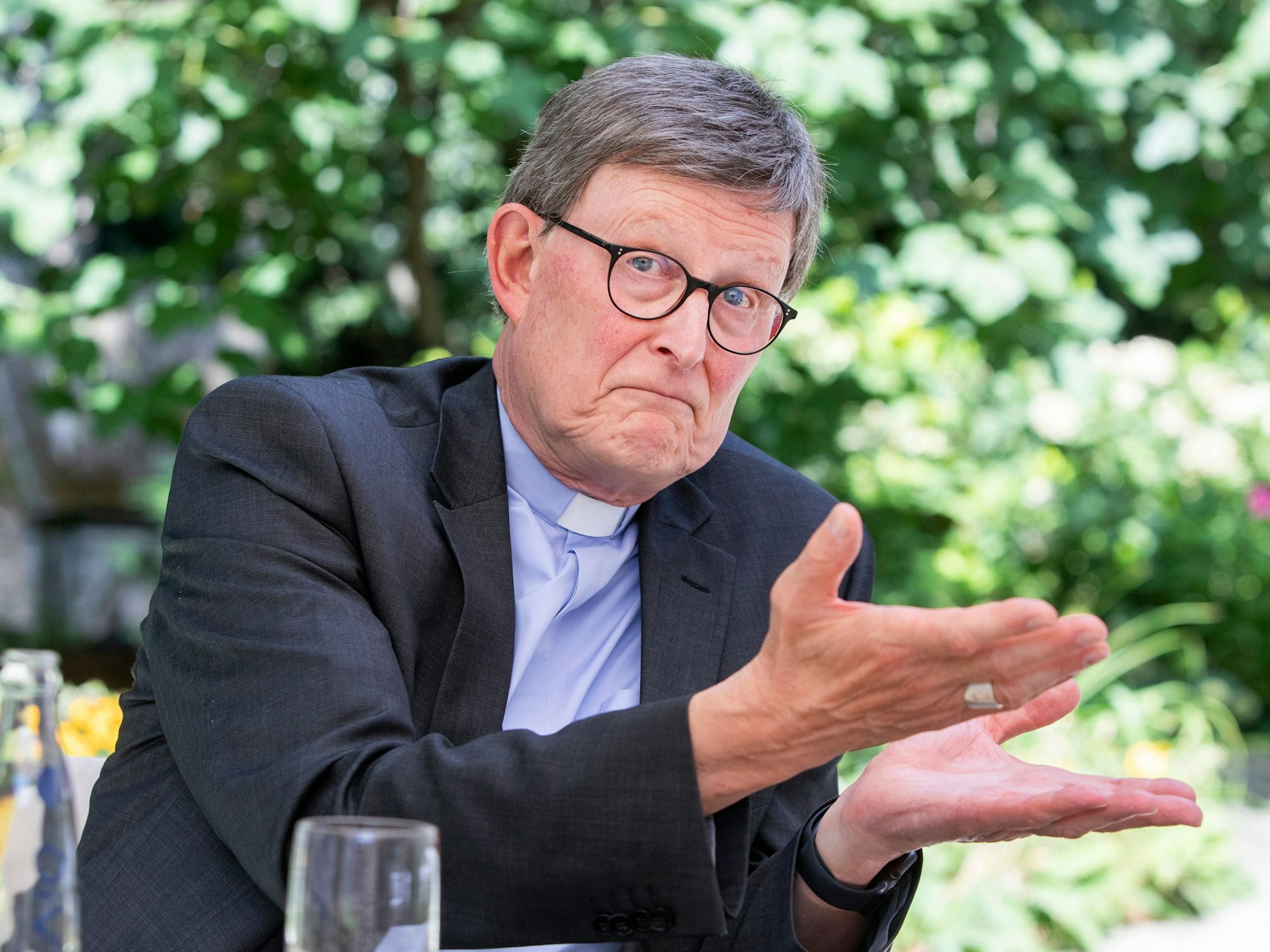 Erzbischof Rainer Maria Woelki gestikuliert während eines Interviews.