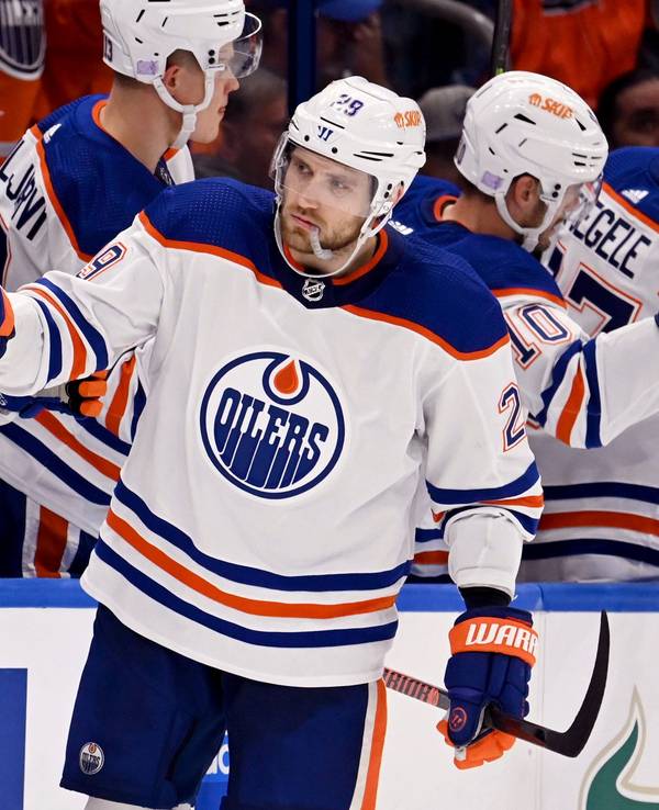 Leon Draisaitl jubelt über ein Tor im Trikot der Edmonton Oilers.