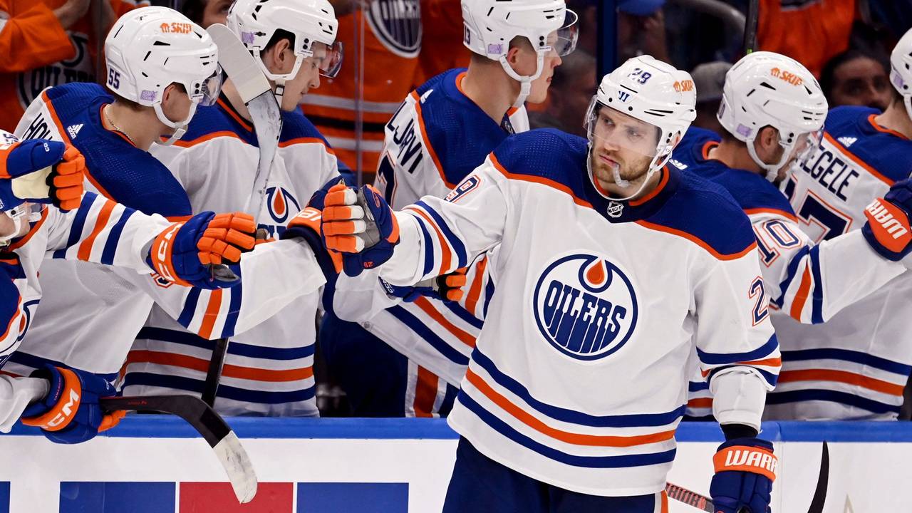 Leon Draisaitl jubelt über ein Tor im Trikot der Edmonton Oilers.