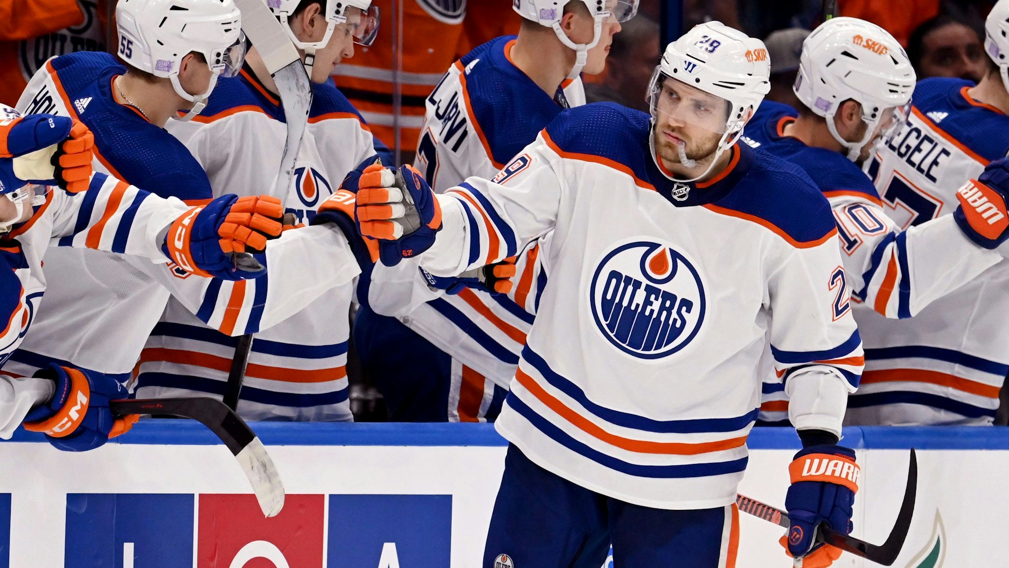 Leon Draisaitl jubelt über ein Tor im Trikot der Edmonton Oilers.