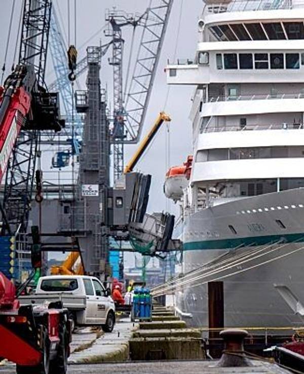 Die "MS Amera" liegt am Kreuzfahrtterminal eines Hafens.