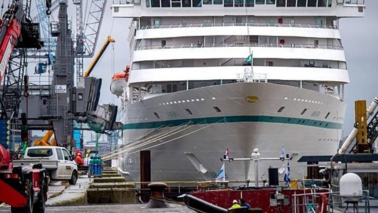 Die "MS Amera" liegt am Kreuzfahrtterminal eines Hafens.