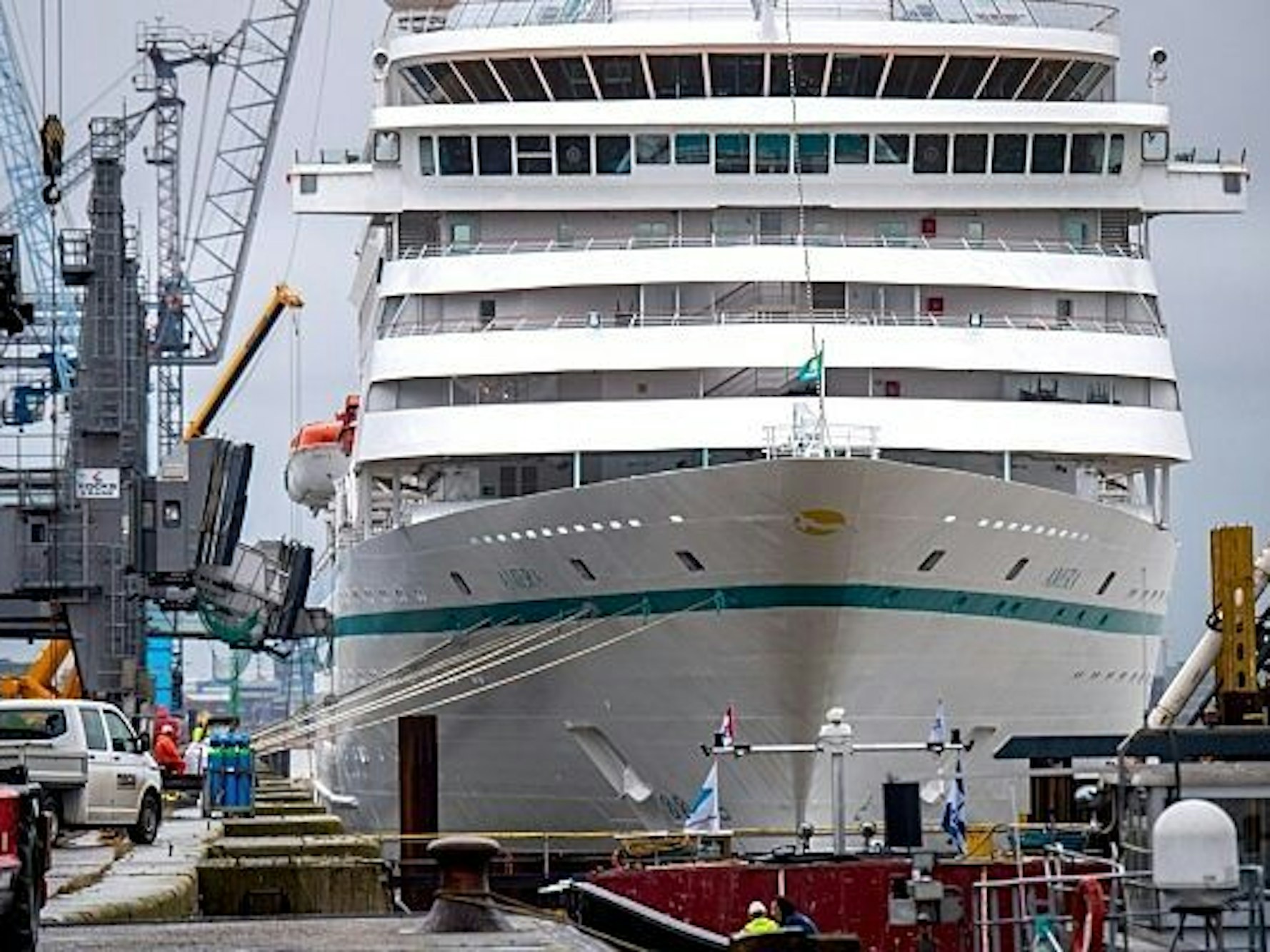 Die "MS Amera" liegt am Kreuzfahrtterminal eines Hafens.