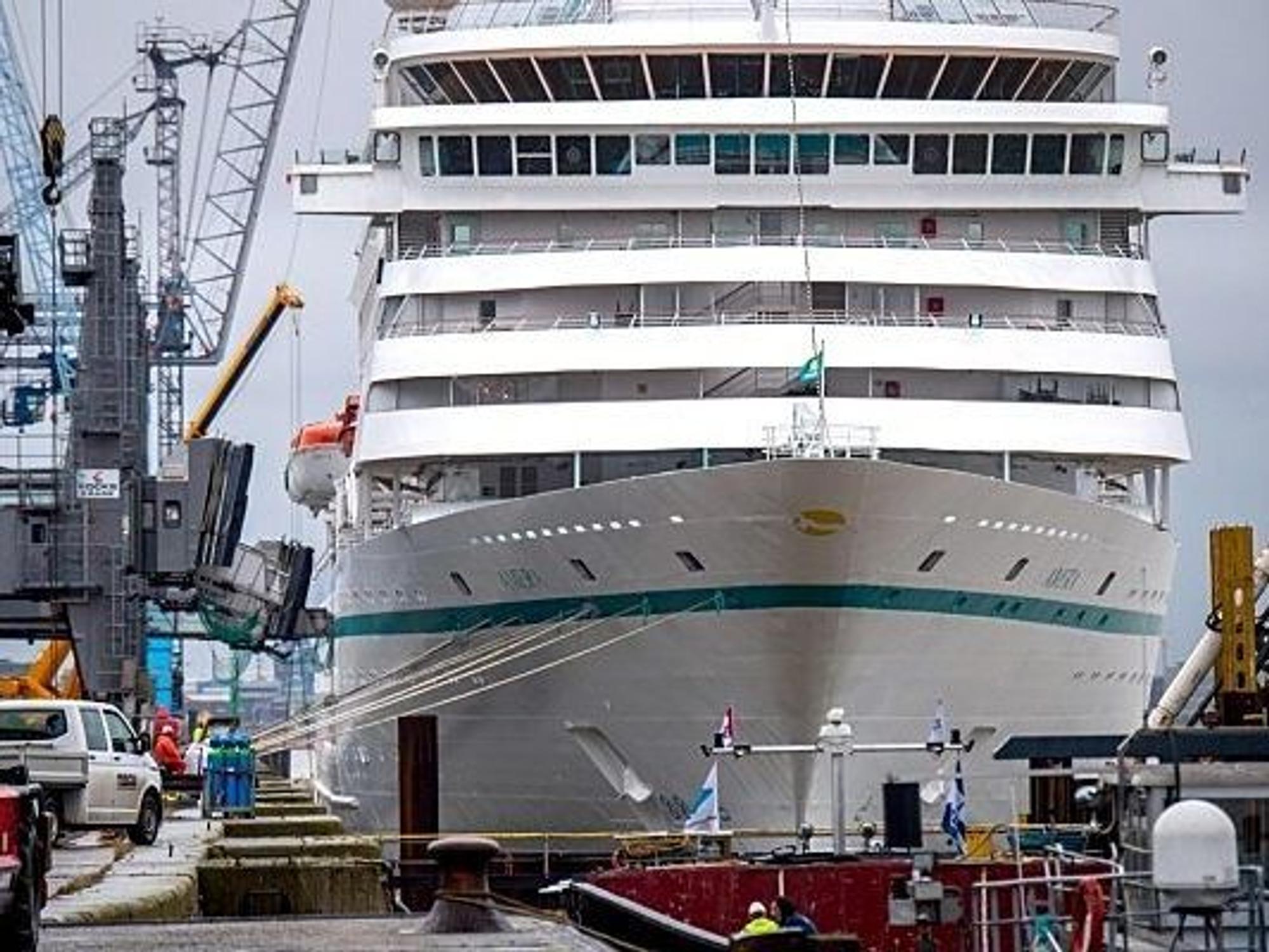 Die "MS Amera" liegt am Kreuzfahrtterminal eines Hafens.