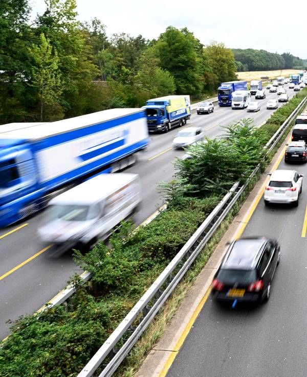 Zähfließender Verkehr auf der Autobahn A3 beim Leverkusener Kreuz (Archivfoto).