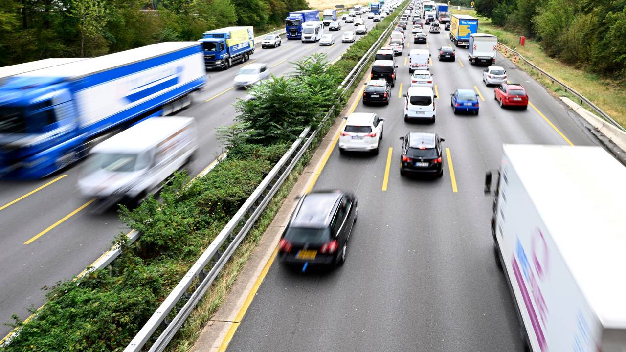 Zähfließender Verkehr auf der Autobahn A3 beim Leverkusener Kreuz (Archivfoto).