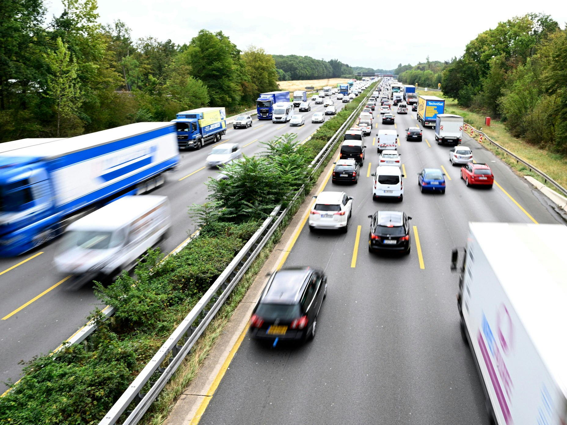 Zähfließender Verkehr auf der Autobahn A3 beim Leverkusener Kreuz (Archivfoto).
