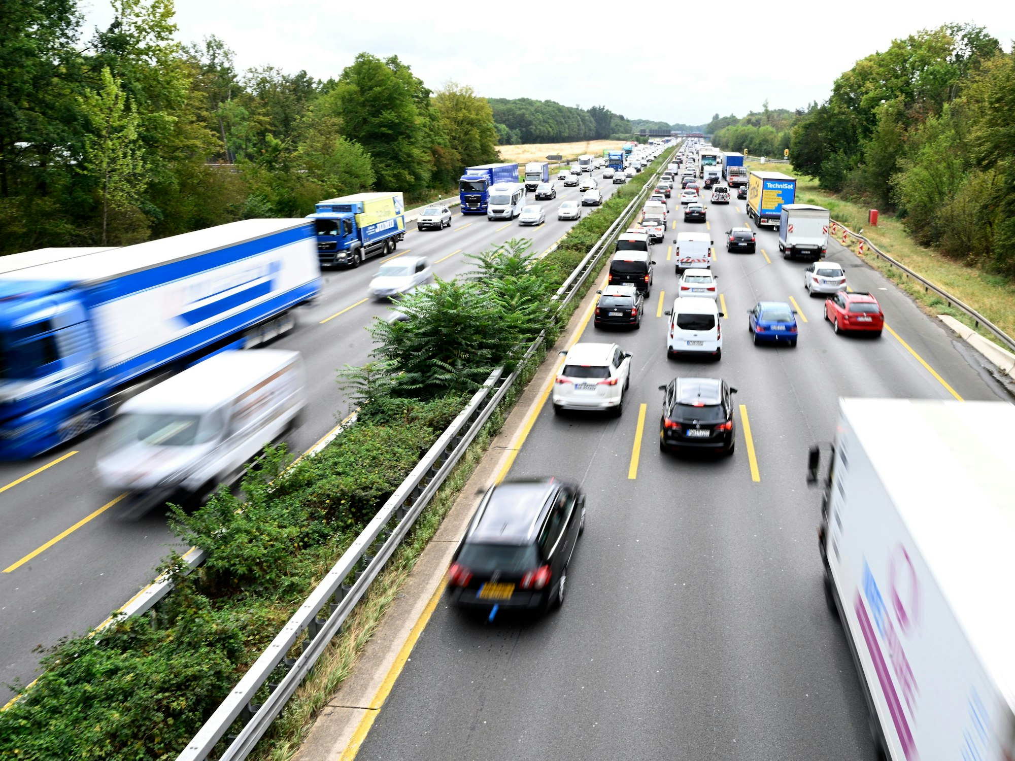 Zähfließender Verkehr auf der Autobahn A3 beim Leverkusener Kreuz (Archivfoto).