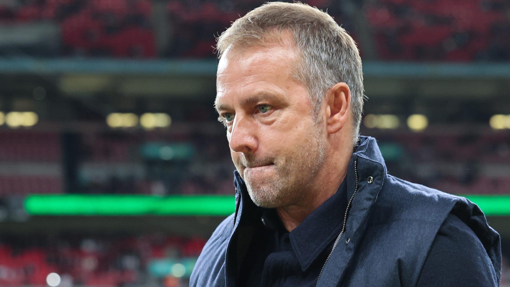 Hansi Flick geht beim Spiel in der Nations League zwischen England und Deutschland aus dem Stadion