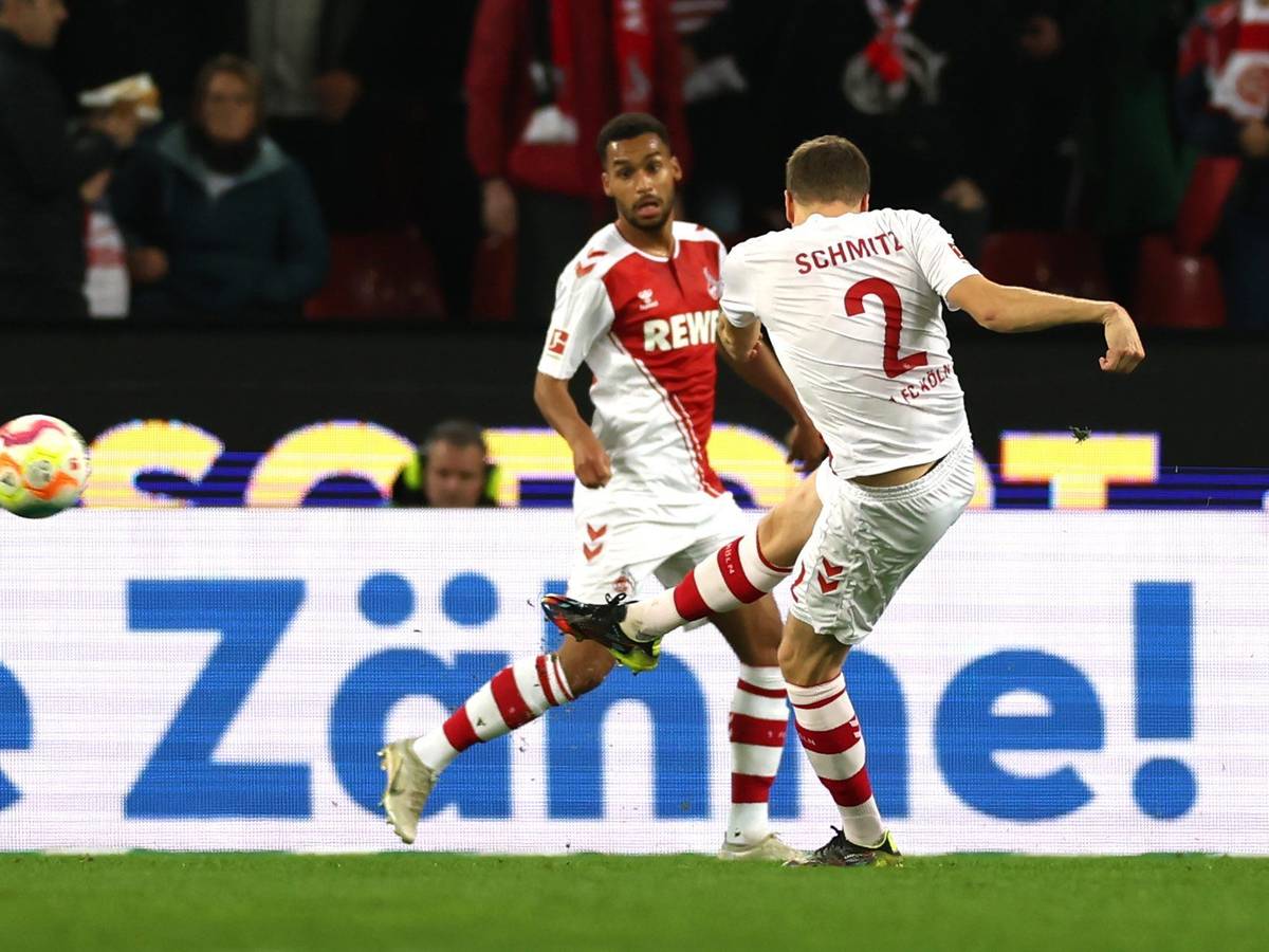 Benno Schmitz trifft für den 1. FC Köln gegen Bayer Leverkusen.