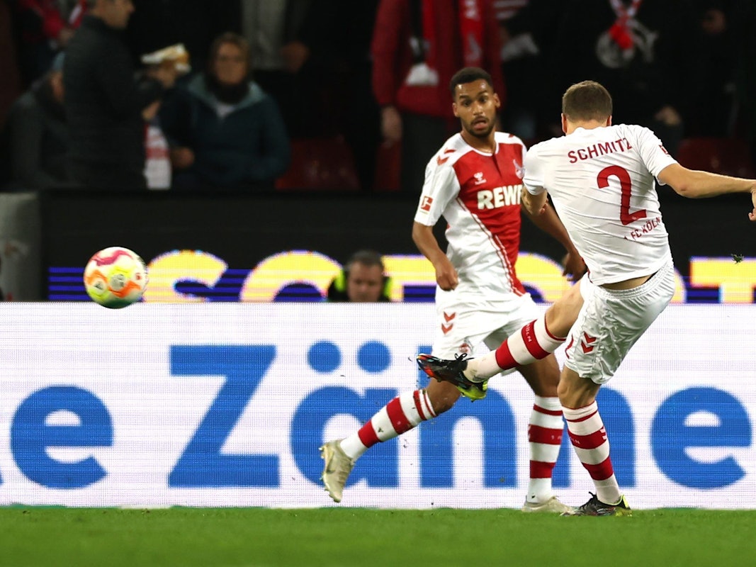 Benno Schmitz trifft für den 1. FC Köln gegen Bayer Leverkusen.