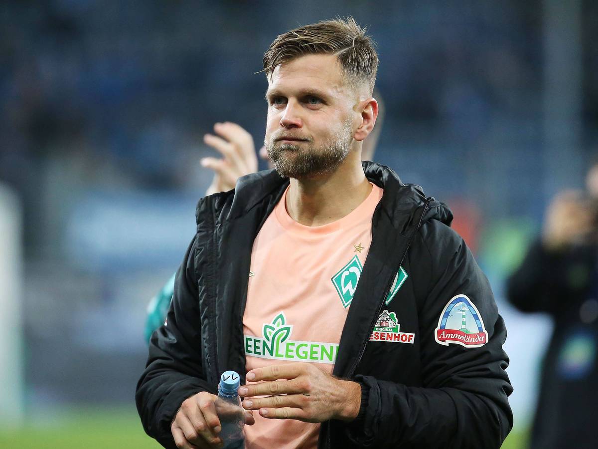 Niclas Füllkrug steht nach dem Spiel bei der TSG Hoffenheim auf dem Platz.