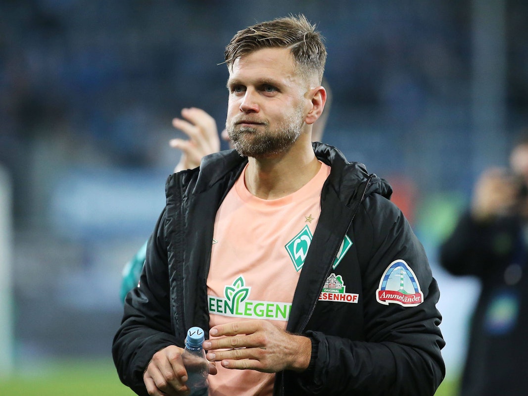 Niclas Füllkrug steht nach dem Spiel bei der TSG Hoffenheim auf dem Platz.