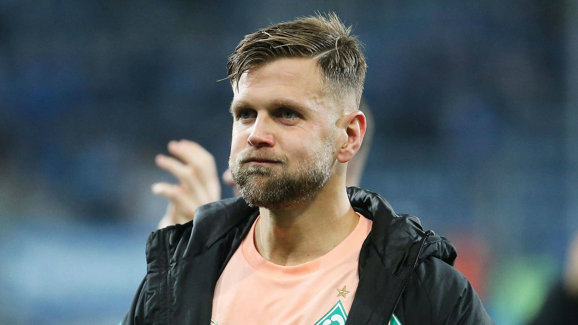 Niclas Füllkrug steht nach dem Spiel bei der TSG Hoffenheim auf dem Platz.