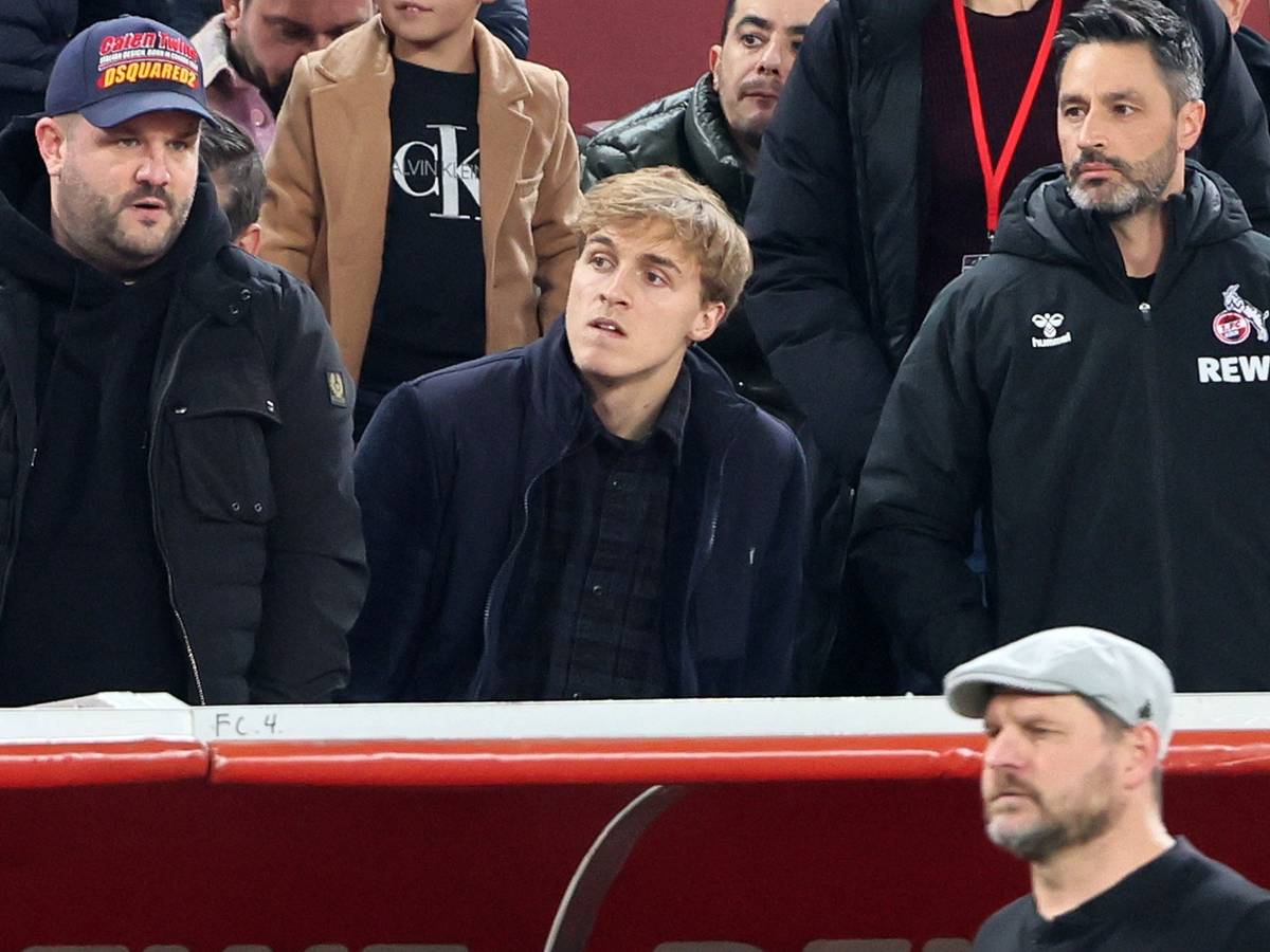 FC-Profi Timo Hübers (M.) sitzt beim Bundesliga-Spiel gegen Bayer Leverkusen am Mittwoch (9. November 2022) auf der Tribüne.