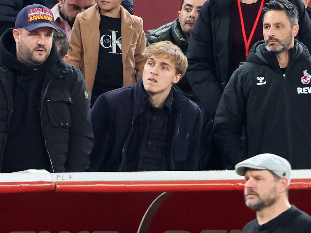 FC-Profi Timo Hübers (M.) sitzt beim Bundesliga-Spiel gegen Bayer Leverkusen am Mittwoch (9. November 2022) auf der Tribüne.