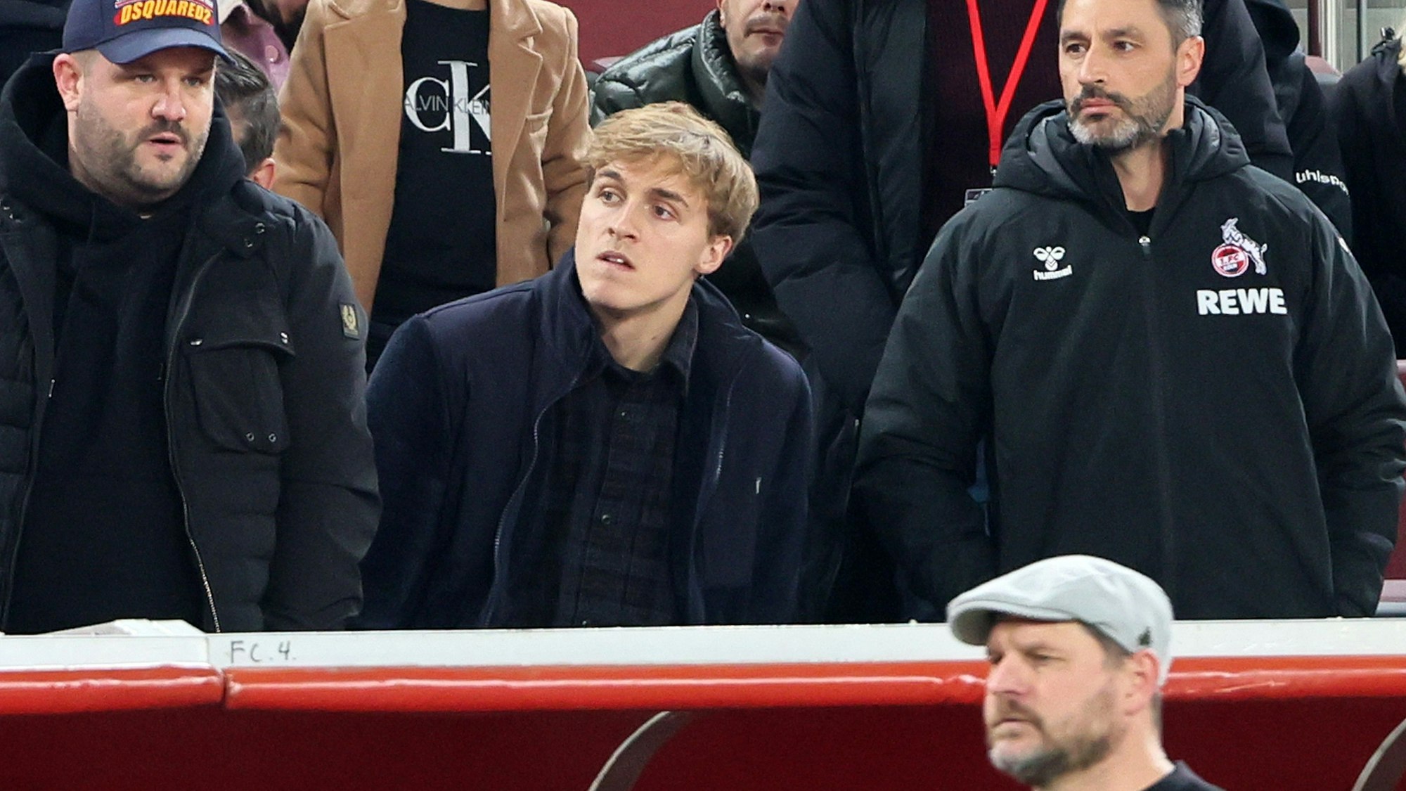 FC-Profi Timo Hübers (M.) sitzt beim Bundesliga-Spiel gegen Bayer Leverkusen am Mittwoch (9. November 2022) auf der Tribüne.