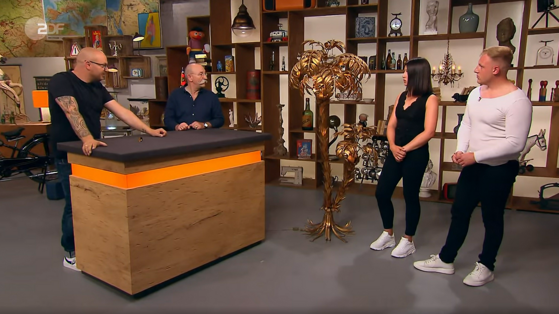 Angelina Nilius (2.v.r) und Alexander Mohrs (r.) goldene Lampe von Hans Kögl ließ Experte Sven Deutschmanek (l.) und Moderator Horst.