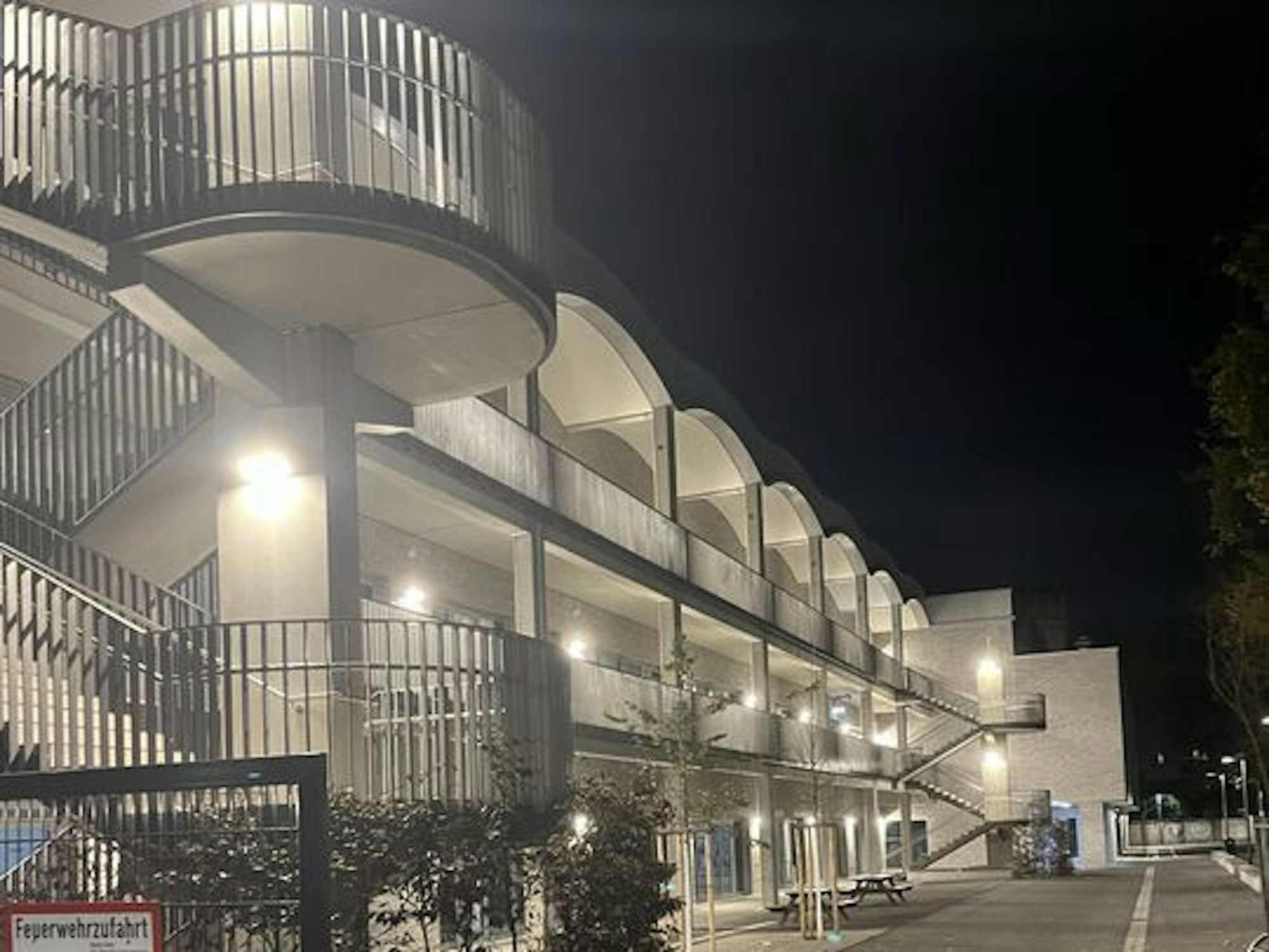 Brennende Lichter: Diese Kölner Schule in der Südstadt nimmt es mit dem Energiesparen offenbar nicht so genau.