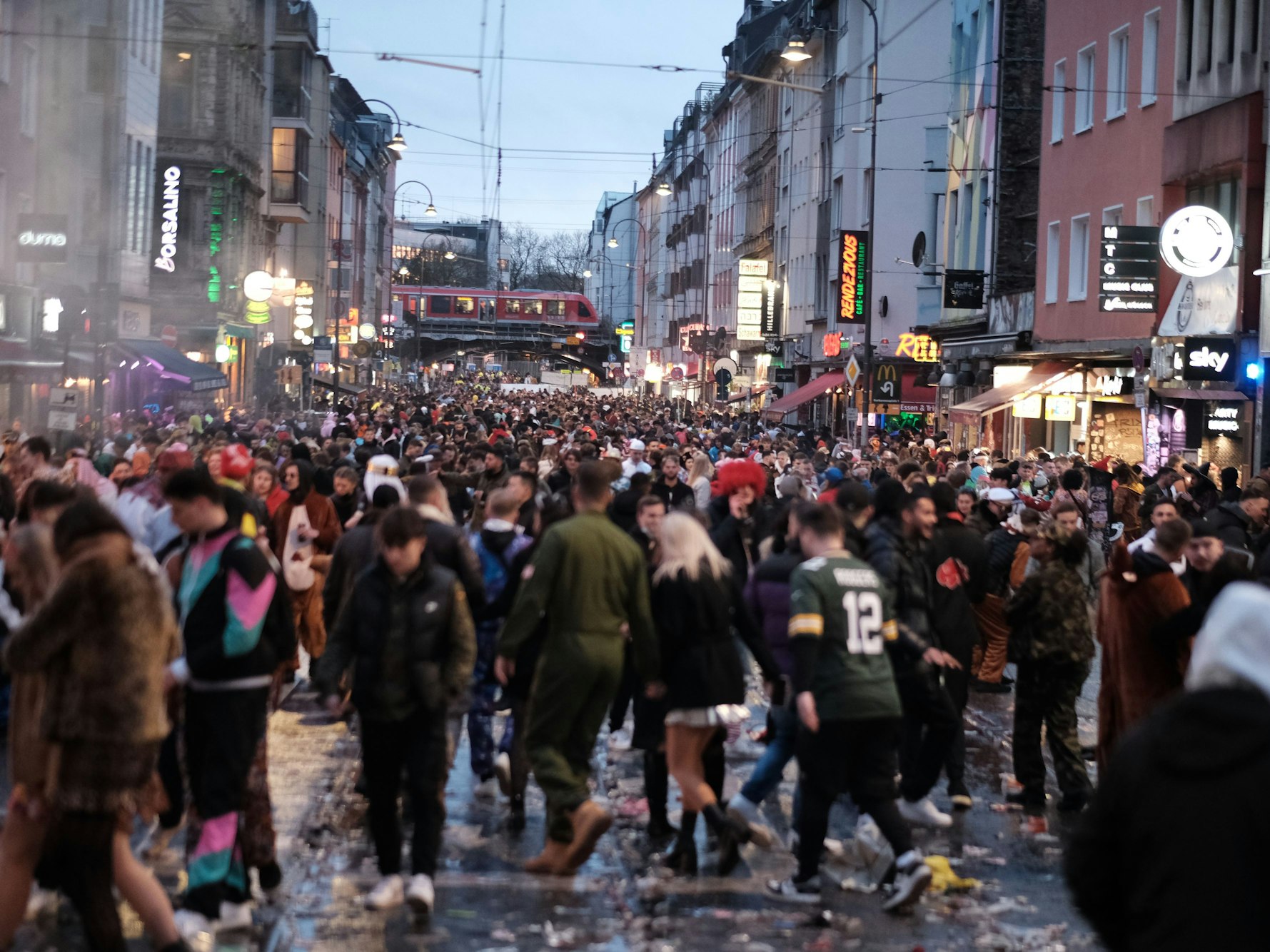 Eine Menschenmenge feiert auf der Zülpicher Straße in Köln Karneval.