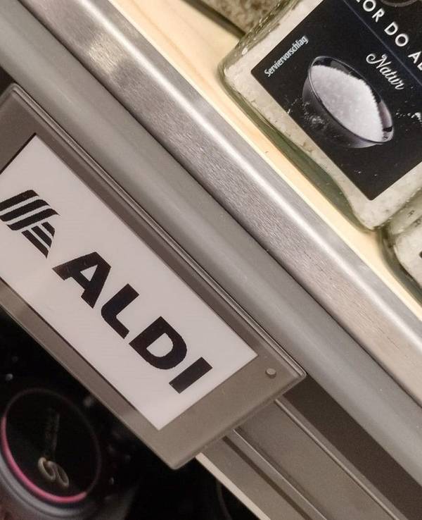 Ein Kunde teilt auf der Facebookseite von Aldi Süd ein Foto, auf dem ein digitales Preisschild in einer neuen umgebauten Filiale zu sehen ist, das noch keinen Preis anzeigt.