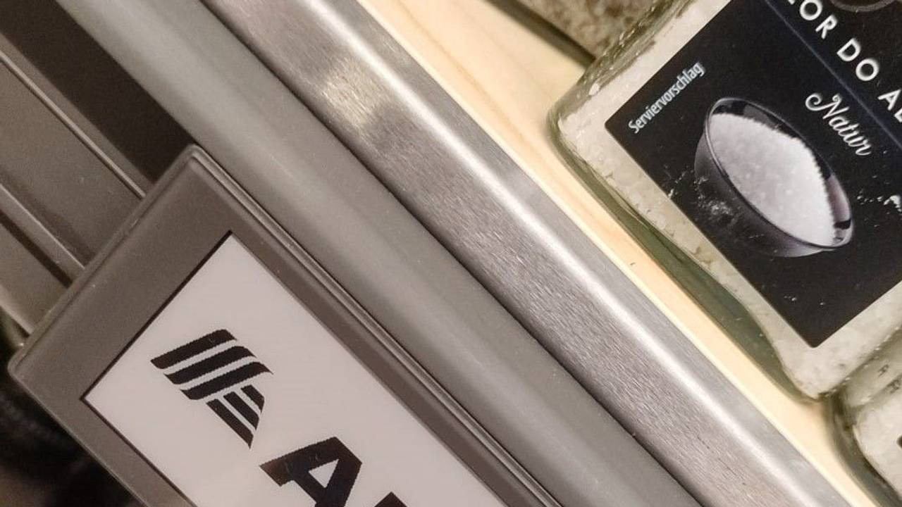 Ein Kunde teilt auf der Facebookseite von Aldi Süd ein Foto, auf dem ein digitales Preisschild in einer neuen umgebauten Filiale zu sehen ist, das noch keinen Preis anzeigt.