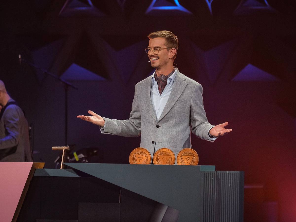 Joko Winterscheidt, hier bei „Wer stiehlt mir die Show?“, lacht.