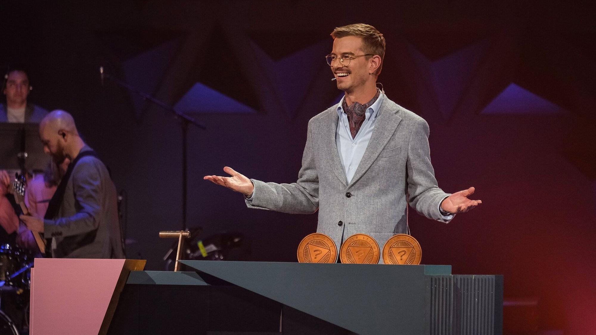 Joko Winterscheidt, hier bei „Wer stiehlt mir die Show?“, lacht.