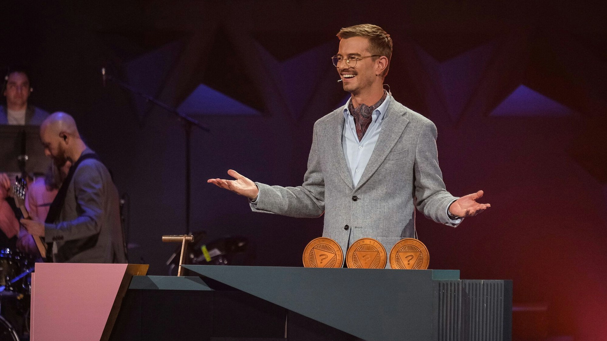 Joko Winterscheidt, hier bei „Wer stiehlt mir die Show?“, lacht.