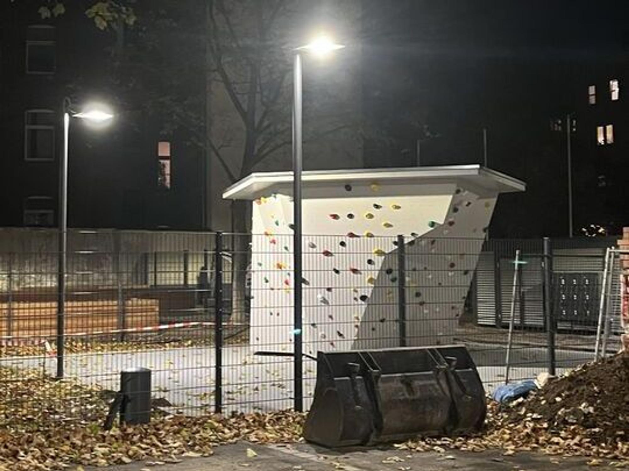 Brennende Lichter: Diese Kölner Schule in der Südstadt nimmt es mit dem Energiesparen offenbar nicht so genau.