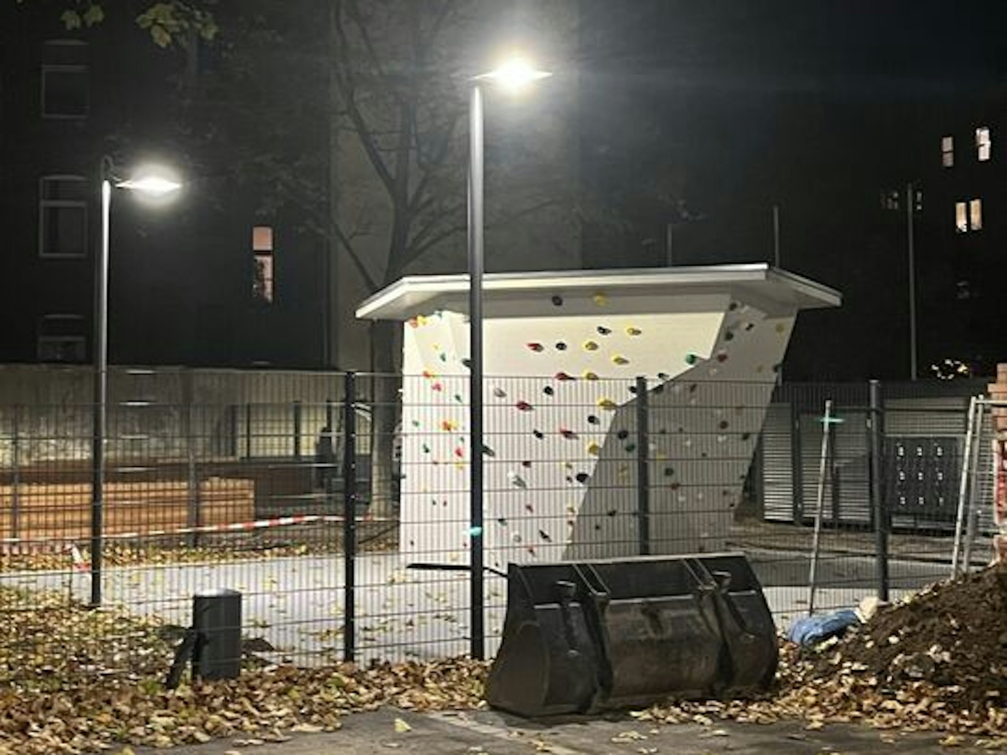 Brennende Lichter: Diese Kölner Schule in der Südstadt nimmt es mit dem Energiesparen offenbar nicht so genau.