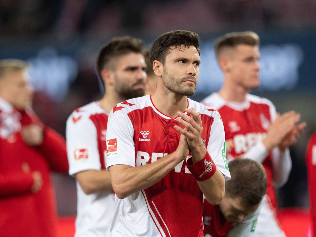 FC-Kapitän Jonas Hector guckt nach dem 1:2 gegen Bayer Leverkusen am 9. November 2022 enttäuscht.