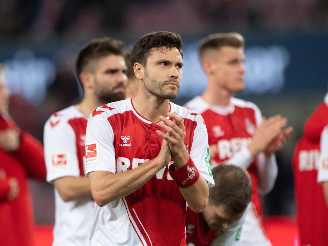 FC-Kapitän Jonas Hector guckt nach dem 1:2 gegen Bayer Leverkusen am 9. November 2022 enttäuscht.