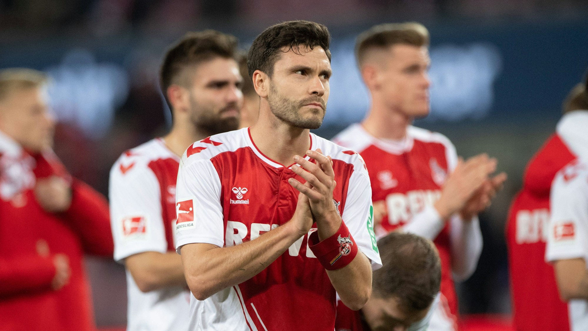 FC-Kapitän Jonas Hector guckt nach dem 1:2 gegen Bayer Leverkusen am 9. November 2022 enttäuscht.