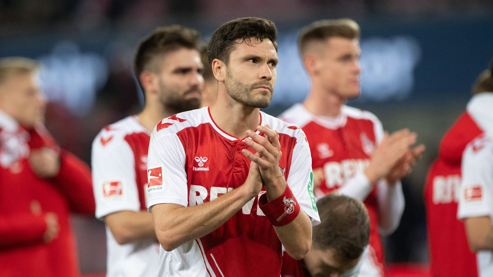 FC-Kapitän Jonas Hector guckt nach dem 1:2 gegen Bayer Leverkusen am 9. November 2022 enttäuscht.