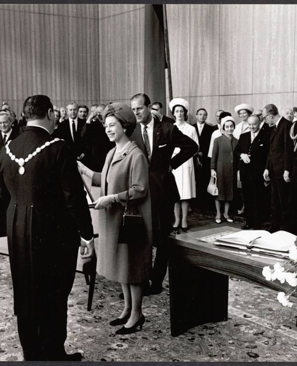 Für die Queen und Prinz Philip rollte Köln 1965 den XXL- Teppich aus. Foto: 25. Mai 1965