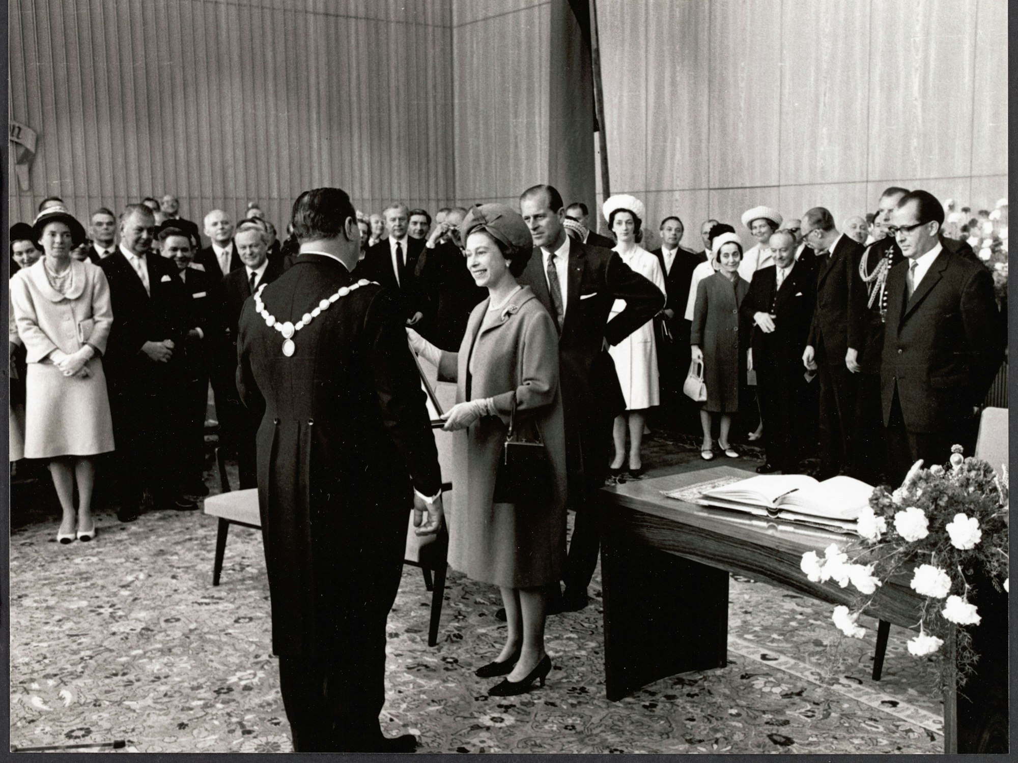 Für die Queen und Prinz Philip rollte Köln 1965 den XXL- Teppich aus. Foto: 25. Mai 1965