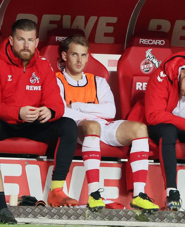 Benno Schmitz (2.v.r.) sitzt bei der Niederlage des 1. FC Köln gegen Bayer Leverkusen frustriert neben seinen Teamkollegen auf der Bank.