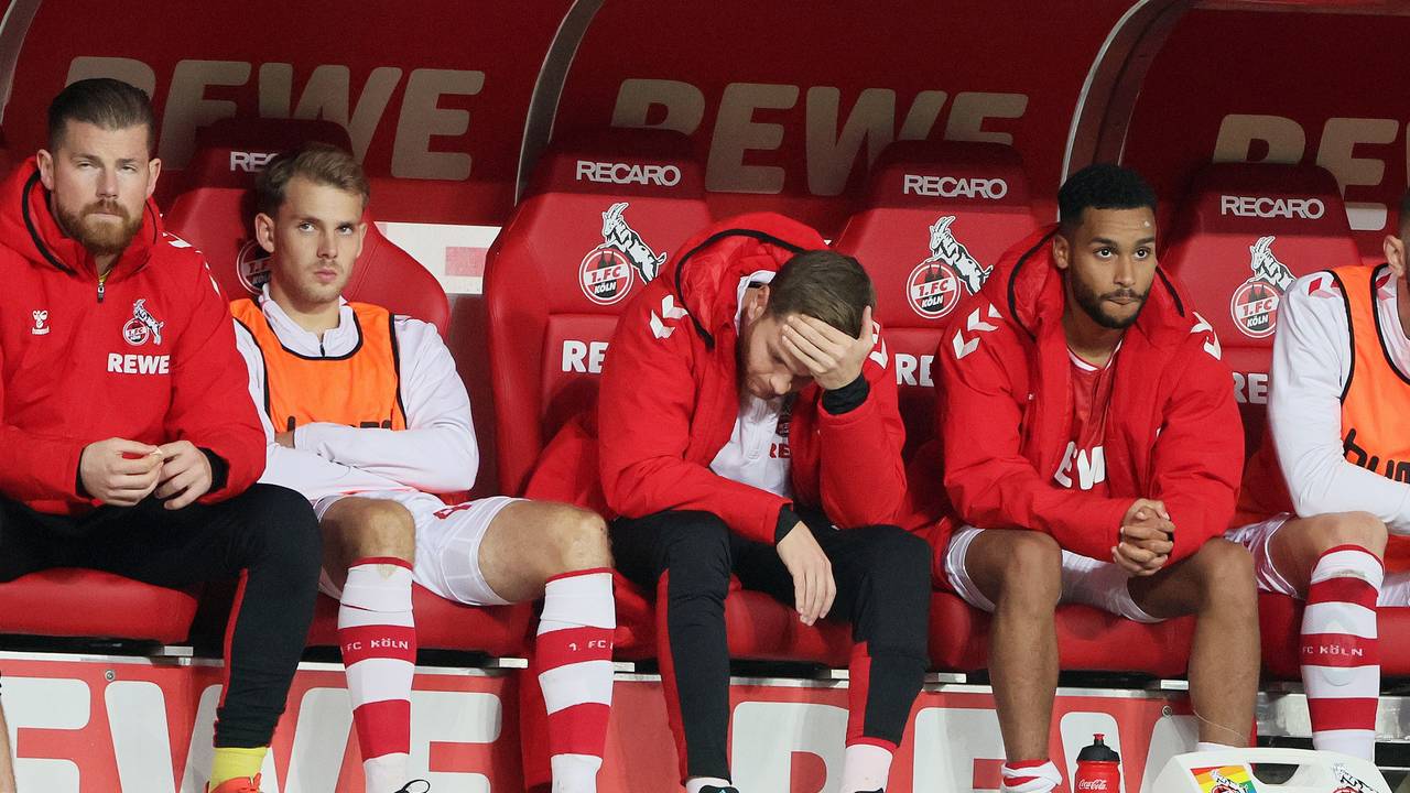 Benno Schmitz (2.v.r.) sitzt bei der Niederlage des 1. FC Köln gegen Bayer Leverkusen frustriert neben seinen Teamkollegen auf der Bank.