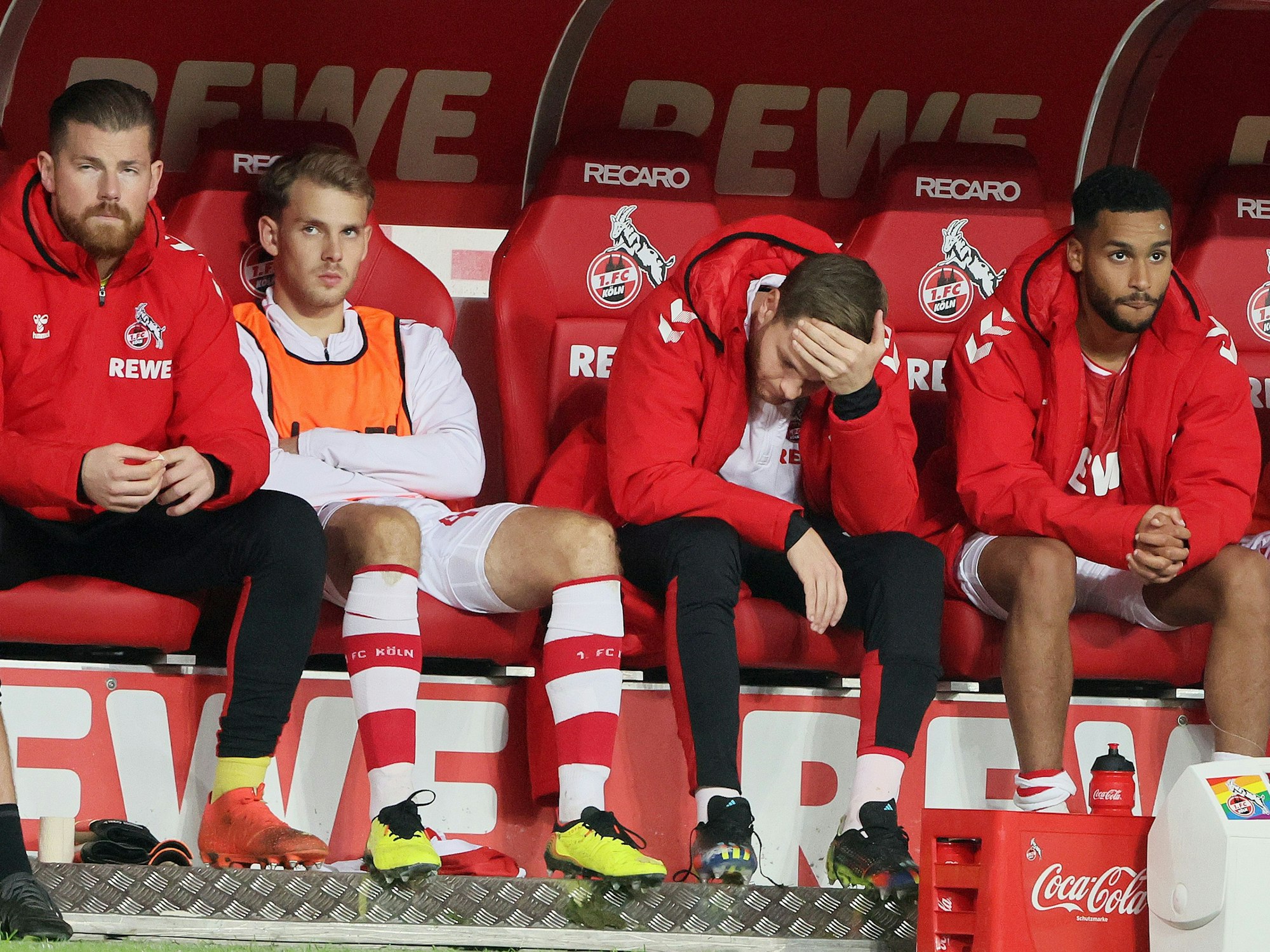 Benno Schmitz (2.v.r.) sitzt bei der Niederlage des 1. FC Köln gegen Bayer Leverkusen frustriert neben seinen Teamkollegen auf der Bank.