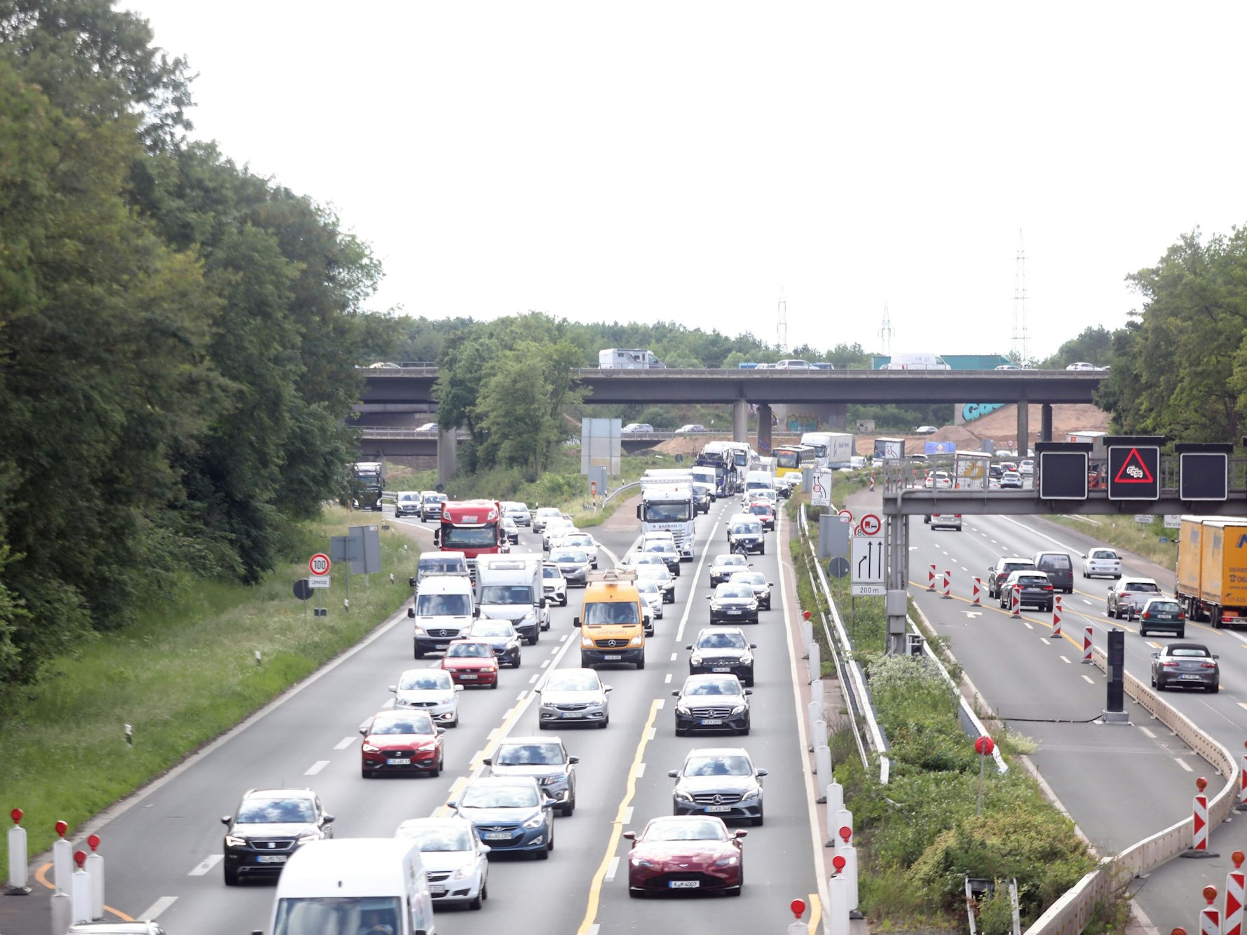 Viele Autos stehen im Stau auf der A3 am Dreieck Heumar. Jetzt steht dem Kölner Knotenpunkt das nächste Chaos bevor.