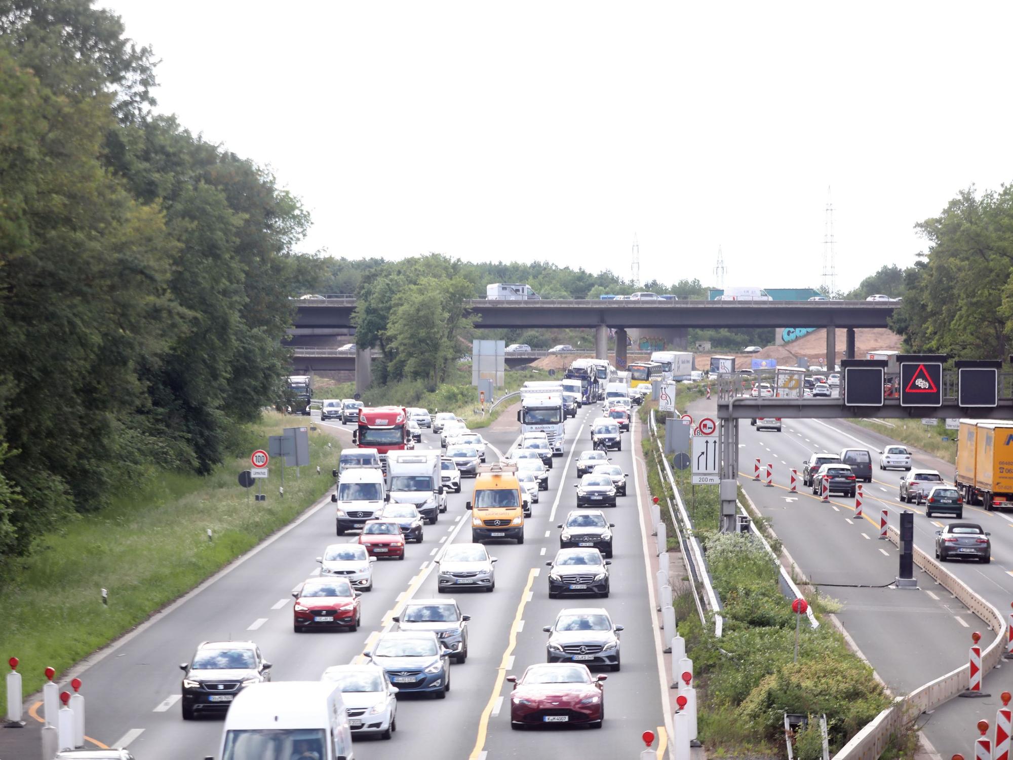 Viele Autos stehen im Stau auf der A3 am Dreieck Heumar. Jetzt steht dem Kölner Knotenpunkt das nächste Chaos bevor.
