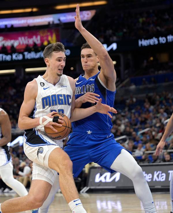 Franz Wagner (l.) glänzte beim Sieg seiner Orlando Magic gegen die Dallas Mavericks. Hier hält er sich Dwight Powell vom Leib.
