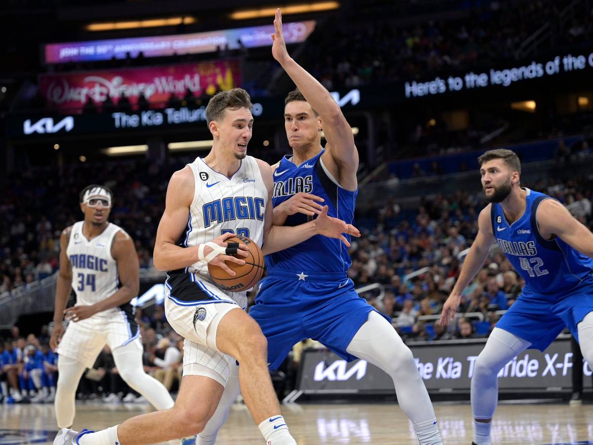 Franz Wagner (l.) glänzte beim Sieg seiner Orlando Magic gegen die Dallas Mavericks. Hier hält er sich Dwight Powell vom Leib.