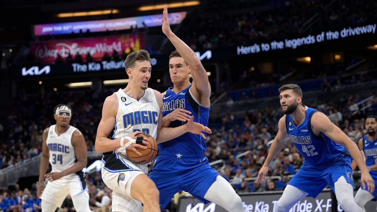 Franz Wagner (l.) glänzte beim Sieg seiner Orlando Magic gegen die Dallas Mavericks. Hier hält er sich Dwight Powell vom Leib.