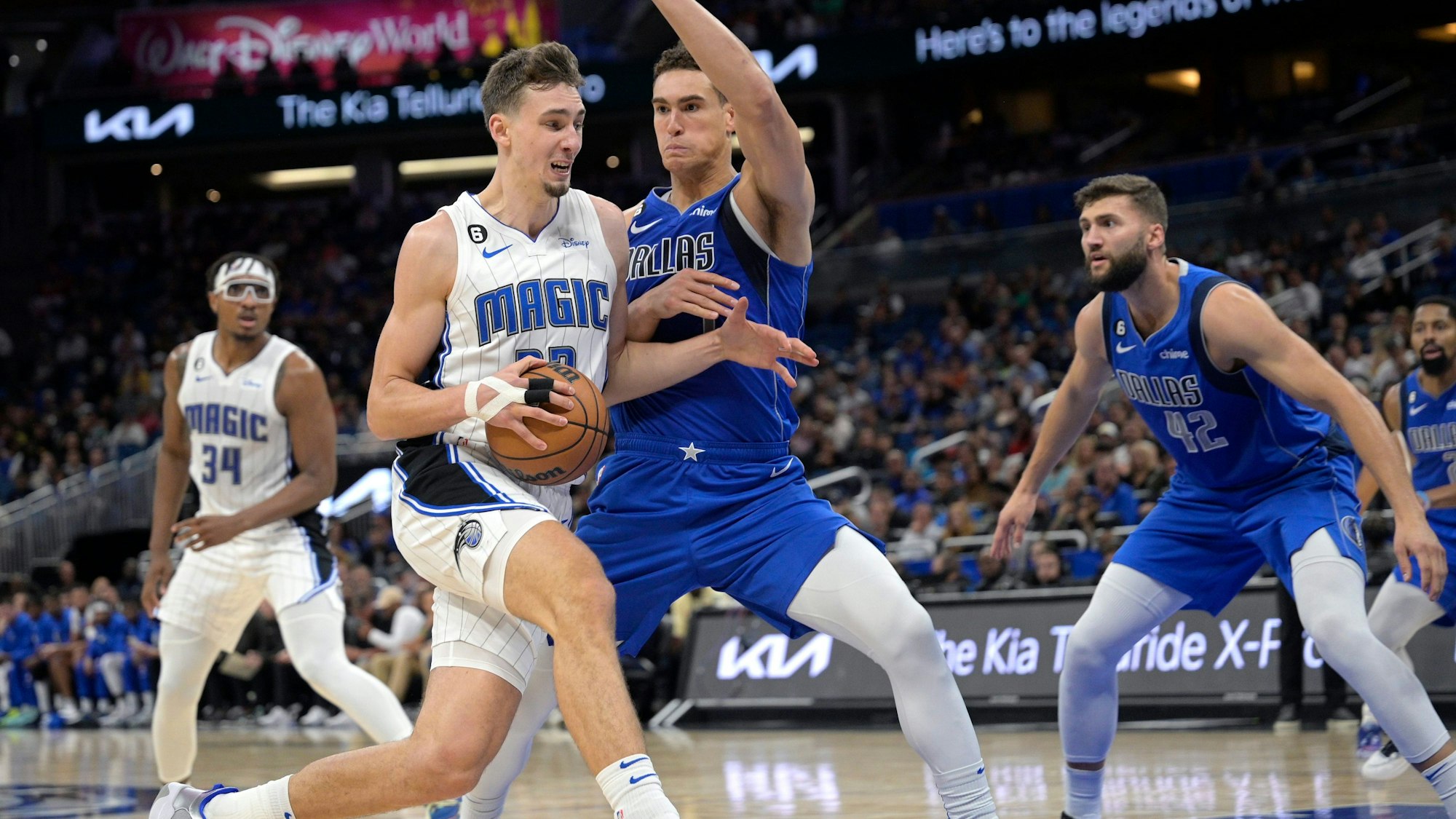 Franz Wagner (l.) glänzte beim Sieg seiner Orlando Magic gegen die Dallas Mavericks. Hier hält er sich Dwight Powell vom Leib.
