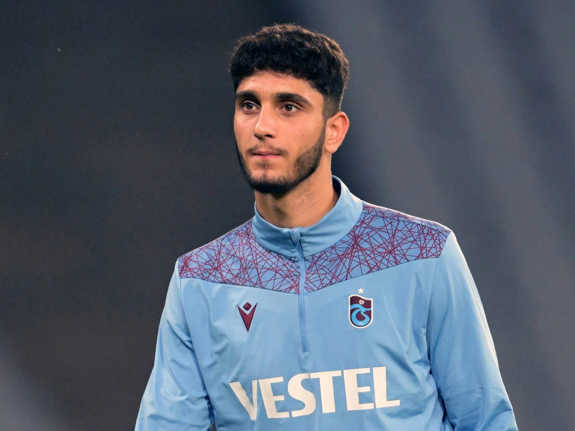 Emrehan Gedikli steht beim Spiel bei Istanbulspor AS auf dem Rasen.