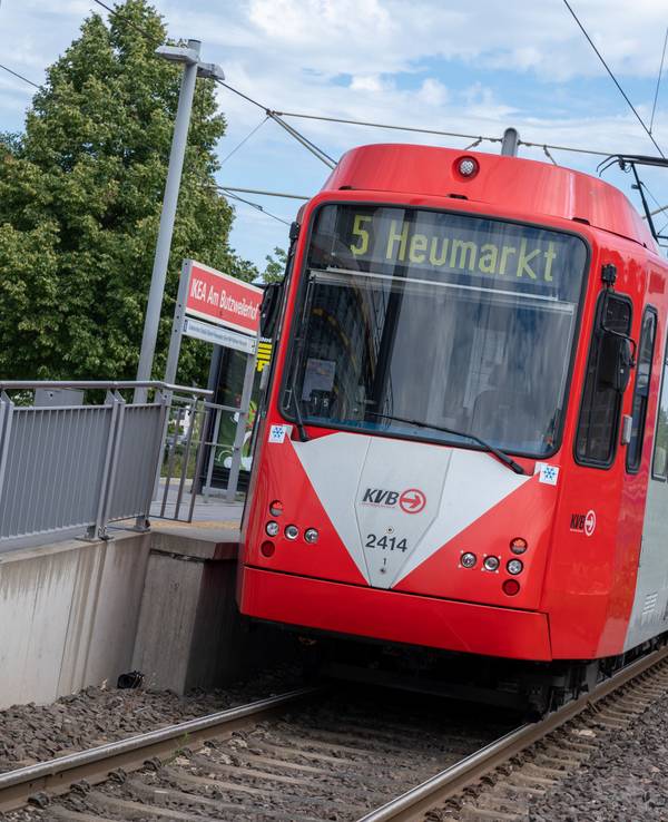 Bei dem Unfall in Köln-Ossendorf wurde eine Bahn der Linie 5 stark beschädigt (Archivfoto).